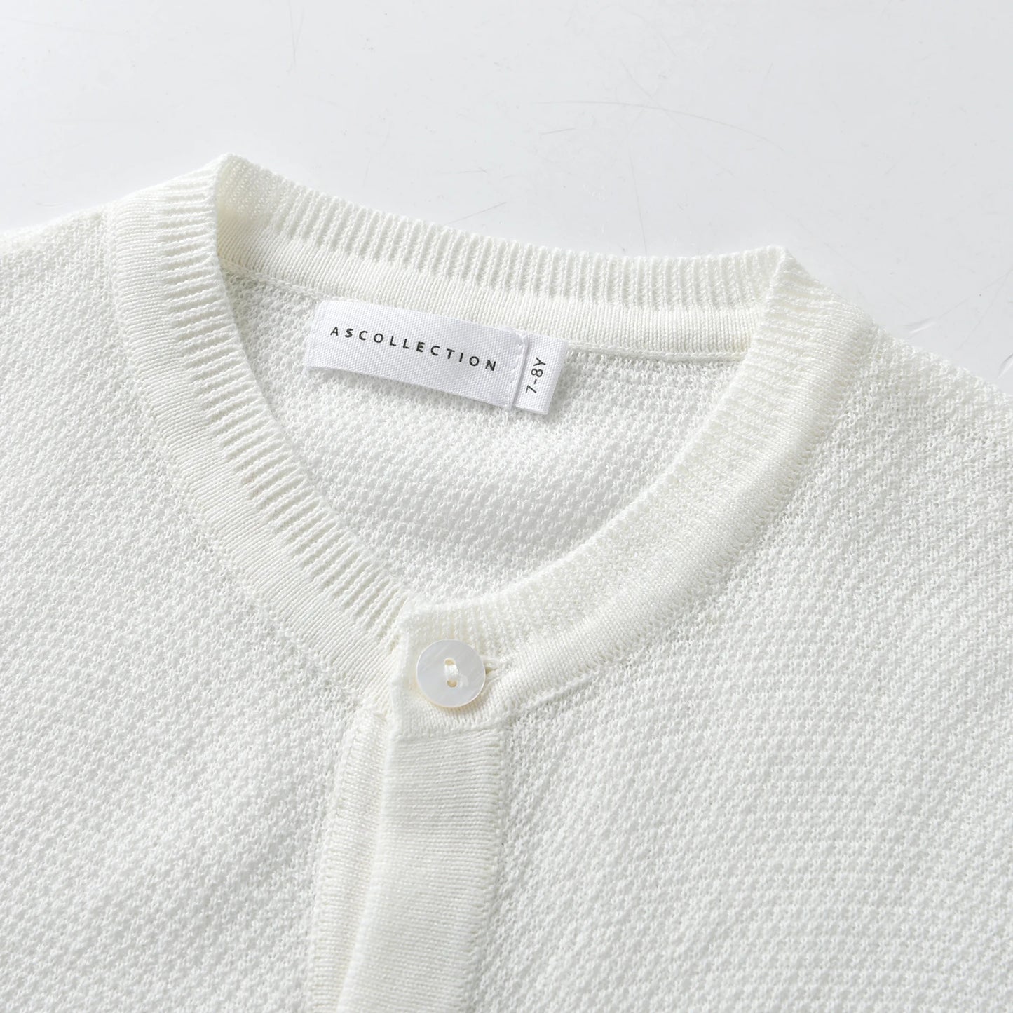 Élise Blanche™ – Cardigan en Coton Pur pour Enfants
Timeless softness. Quiet elegance.