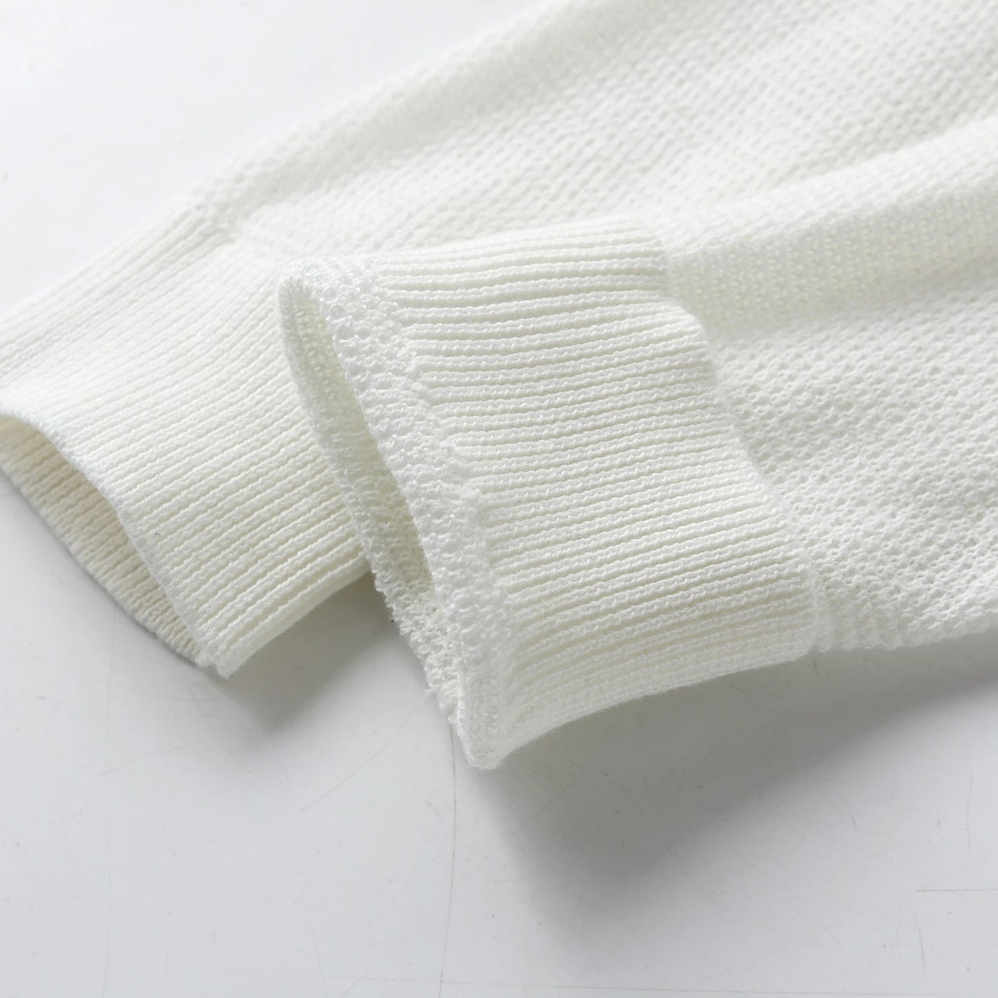 Élise Blanche™ – Cardigan en Coton Pur pour Enfants
Timeless softness. Quiet elegance.