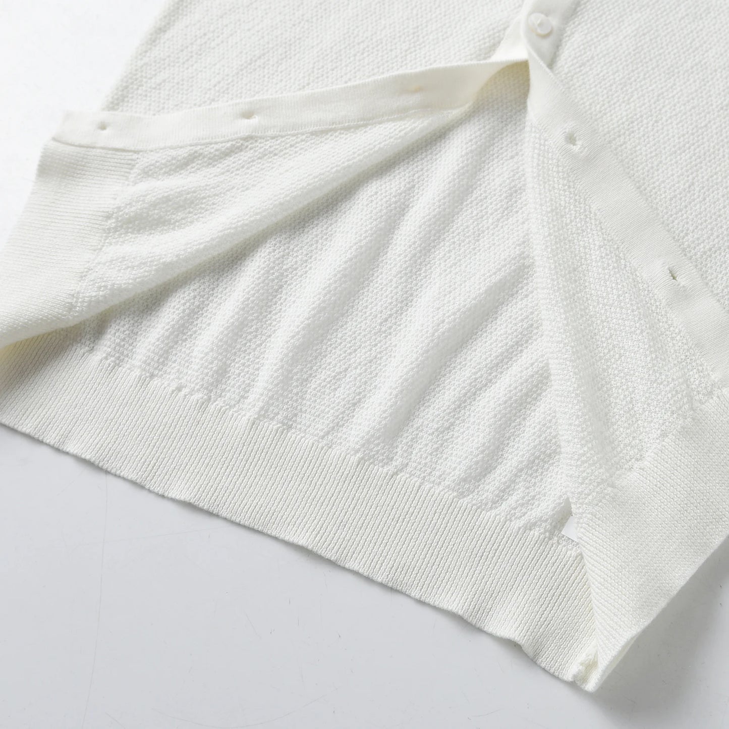 Élise Blanche™ – Cardigan en Coton Pur pour Enfants
Timeless softness. Quiet elegance.