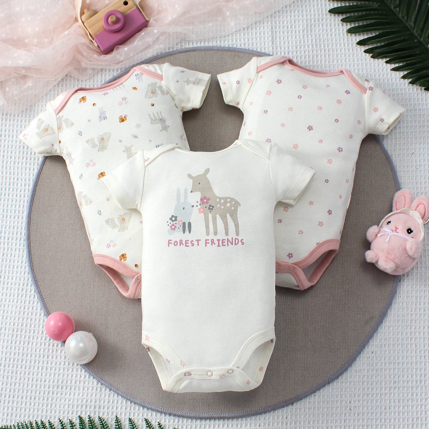 Éléphant d’Été – Three-Piece Baby Bodysuit Set
A refined summer essential for newborn girls.