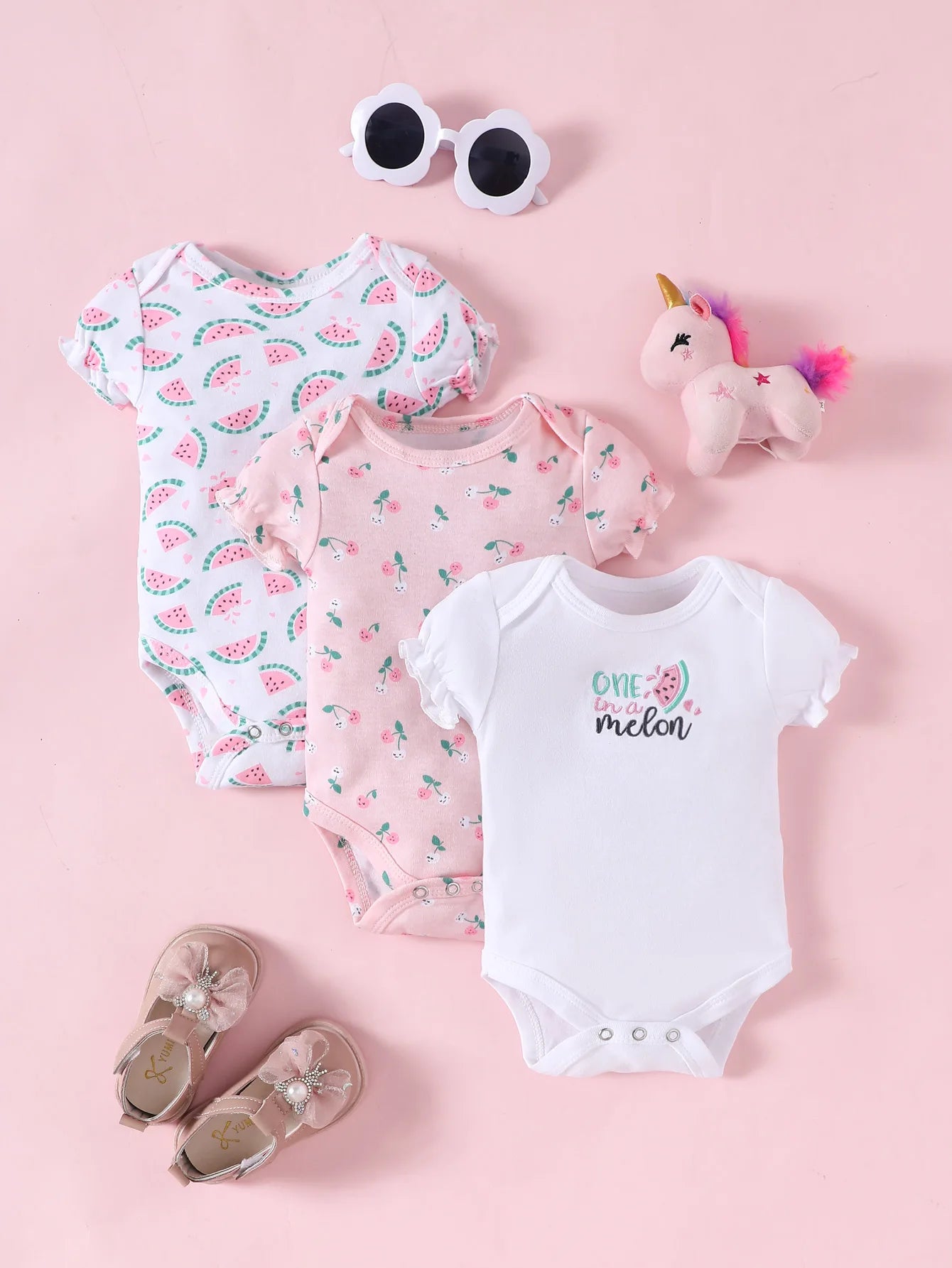 Éléphant d’Été – Three-Piece Baby Bodysuit Set
A refined summer essential for newborn girls.