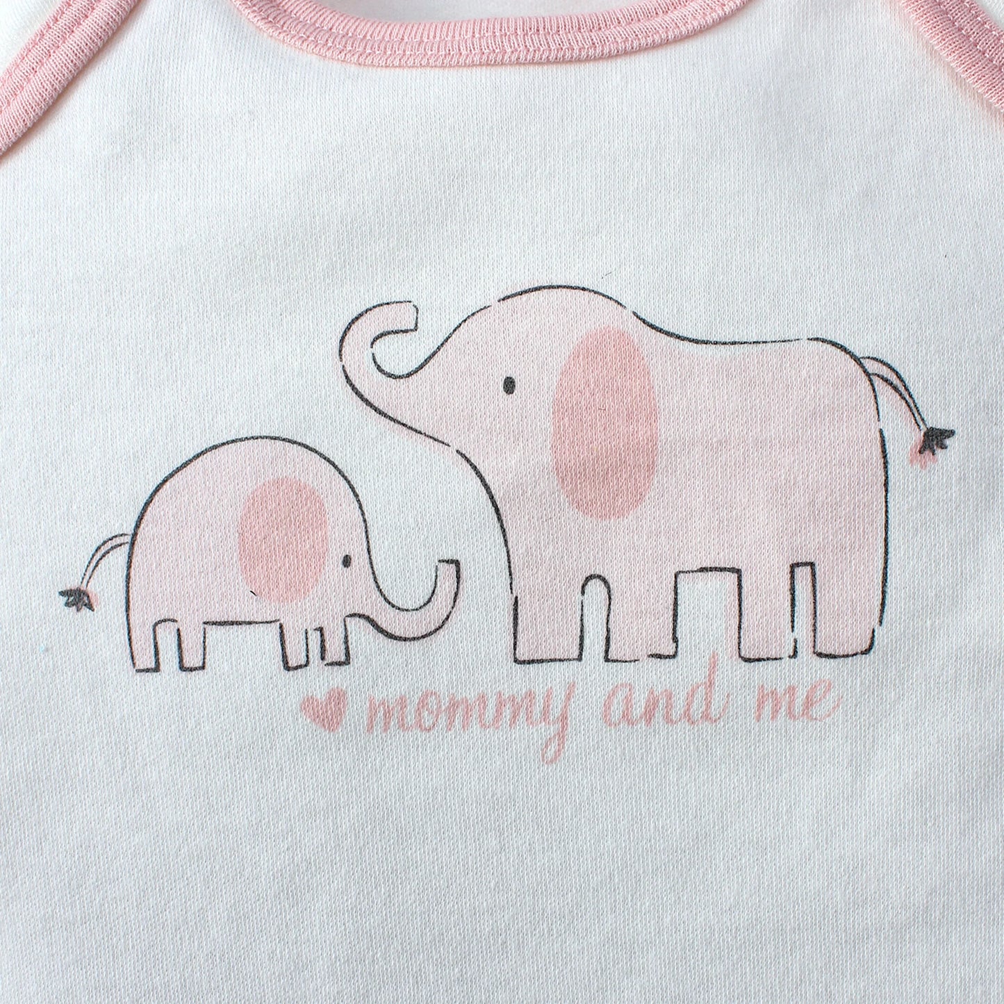 Éléphant d’Été – Three-Piece Baby Bodysuit Set
A refined summer essential for newborn girls.
