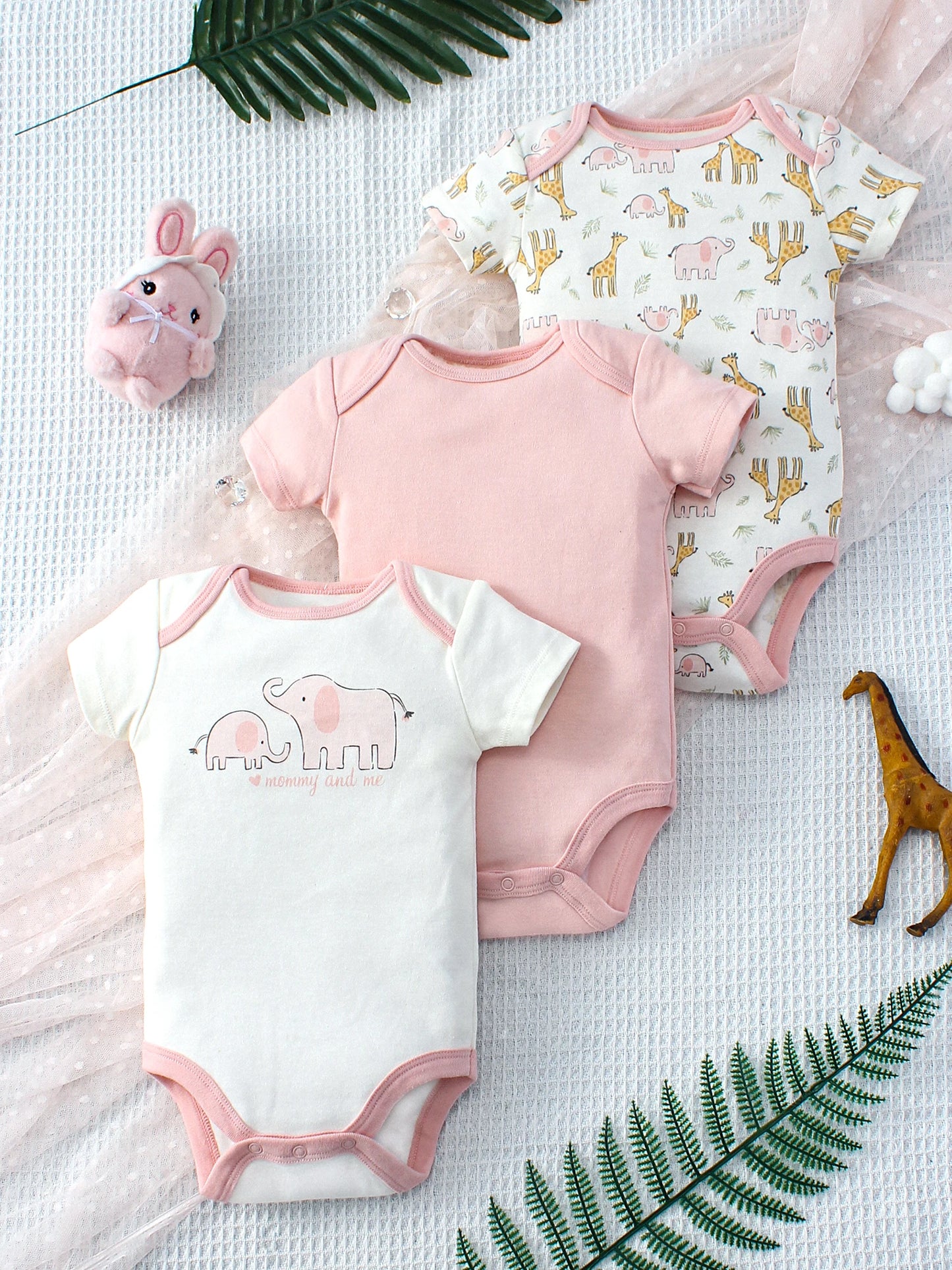 Éléphant d’Été – Three-Piece Baby Bodysuit Set
A refined summer essential for newborn girls.