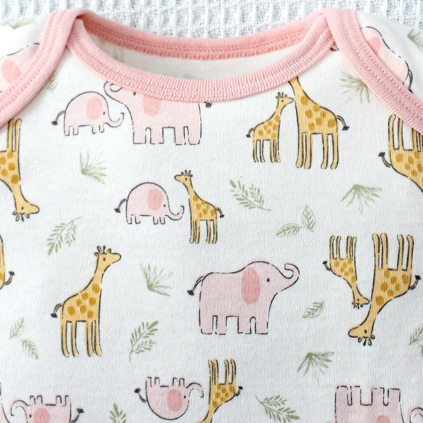 Éléphant d’Été – Three-Piece Baby Bodysuit Set
A refined summer essential for newborn girls.