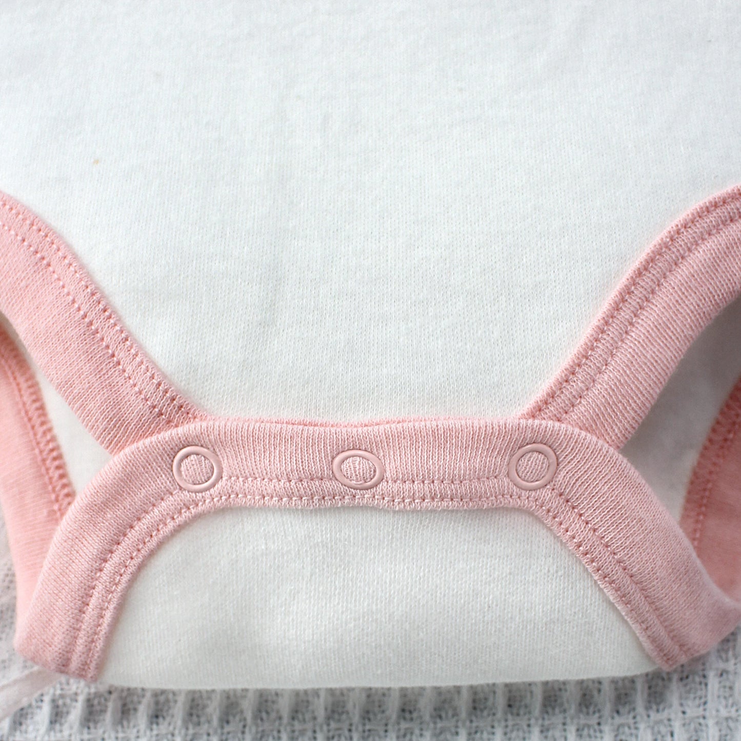 Éléphant d’Été – Three-Piece Baby Bodysuit Set
A refined summer essential for newborn girls.