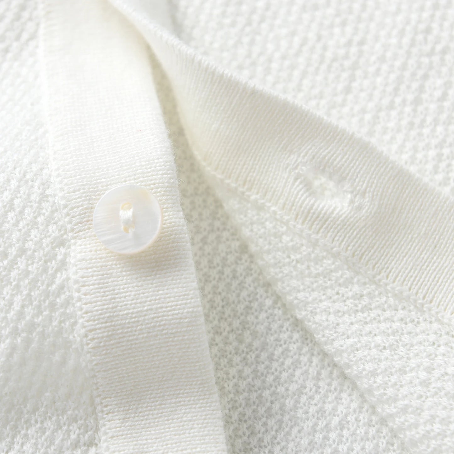 Élise Blanche™ – Cardigan en Coton Pur pour Enfants
Timeless softness. Quiet elegance.